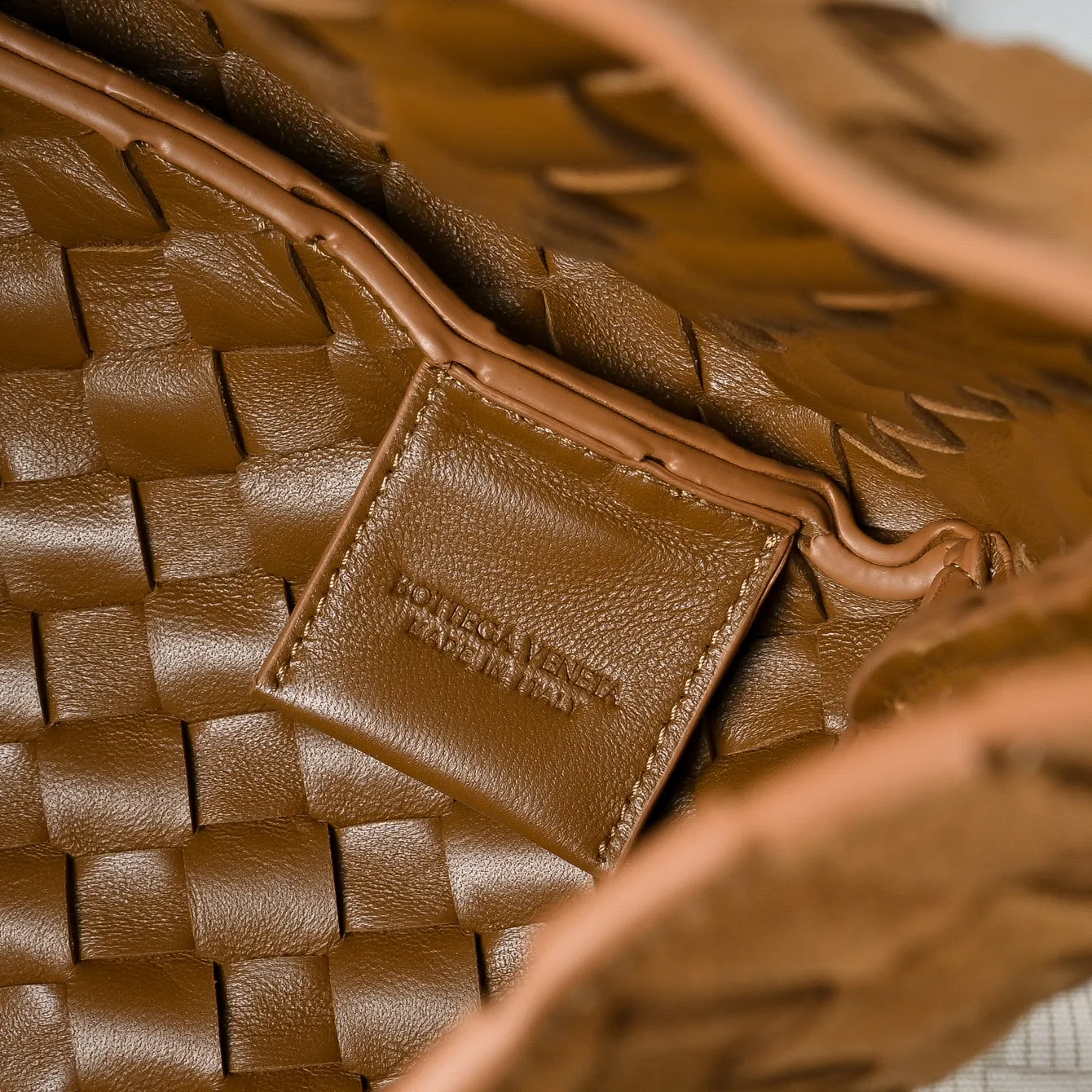 Batch 2160 BV new product suede Campana handbag The classic return of the Campana handbag is retro and charming ☄️Inspired by the classic collection of 2004🌟Each leather strip is made of two layers of Nappa lambskin🐏, showing the ultimate craftsmanship of full weaving inside and outside. The bag is super light, uses leather straps to open and close, and is equipped with a hidden magnetic buckle. It has two forms that can be switched, and the capacity is amazingly large. Whether it is for daily travel or to carry various small items✈️, it can be easily carried! Grab two hands for commuting and dating, and bring out French laziness🌤️ Model: 4249 Size: 33x20x16.5